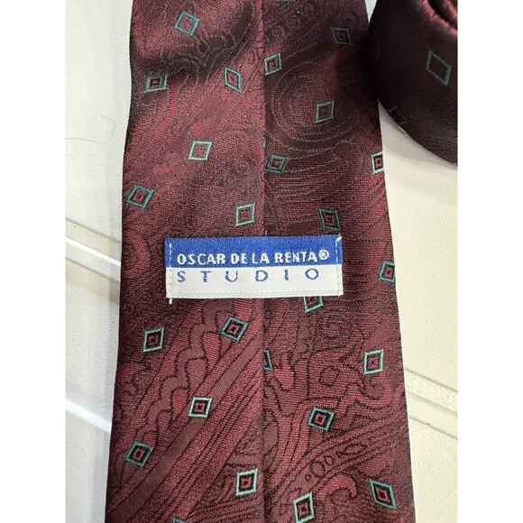 Vintage Oscar de la Renta Classic Men's Necktie Tie Geometric Red & Silver - Picture 3 of 3
